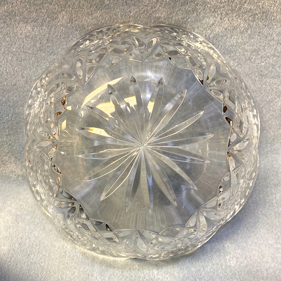 Waterford Crystal Salad Bowl with Scalloped Edging 9- inch Round - Picture 7 of 13